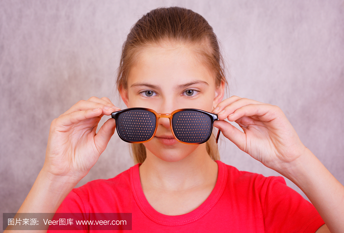這個(gè)女孩正準(zhǔn)備試戴矯正視力的訓(xùn)練眼鏡