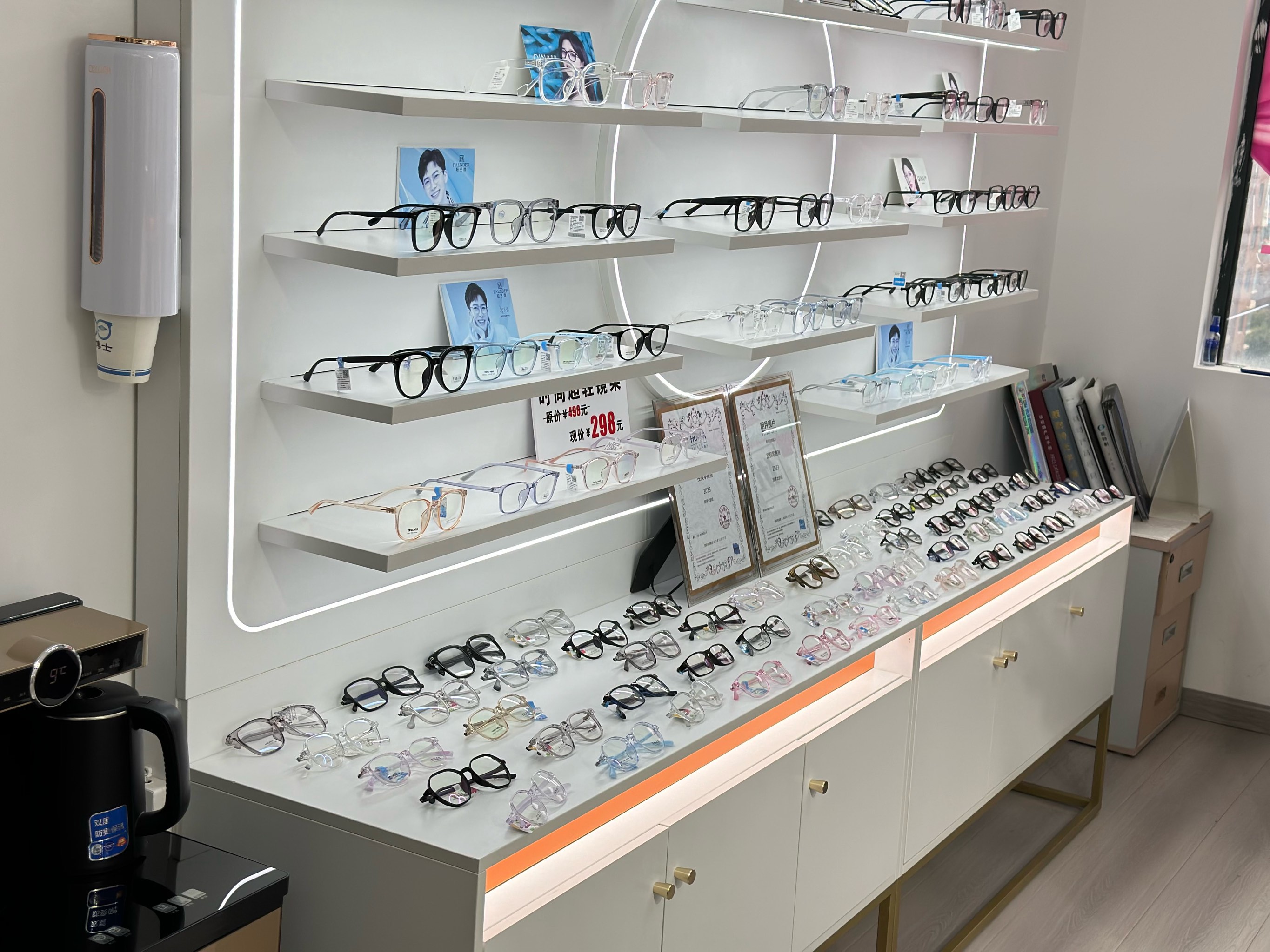 配眼鏡找 鏡博士眼鏡店 專業驗光,科學配鏡.12年老店.強烈