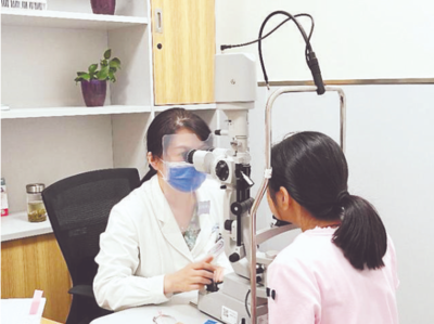 開學臨近 換眼鏡的學生多了起來