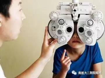 戴眼鏡是否會造成眼睛變形?